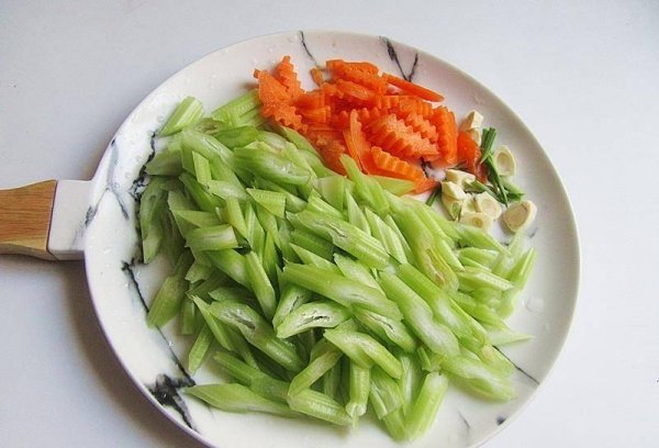 芹菜麻花炸鸡丁怎么做-芹菜麻花炸鸡丁的做法7