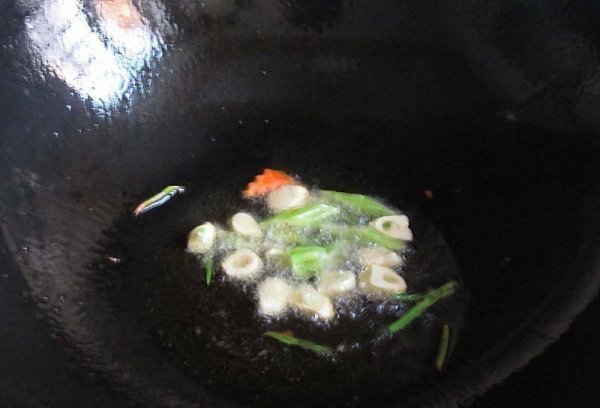 芹菜麻花炸鸡丁怎么做-芹菜麻花炸鸡丁的做法8