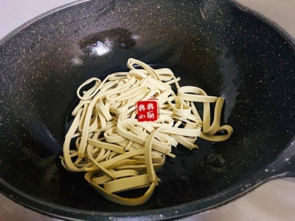 韭菜千张怎么炒好吃-韭菜炒千张做法3