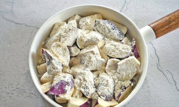 茄子炖鱼怎么做-鱼锅炖茄子的做法5