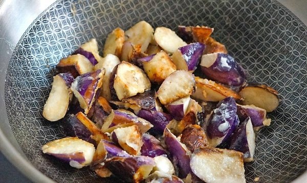 茄子炖鱼怎么做-鱼锅炖茄子的做法6