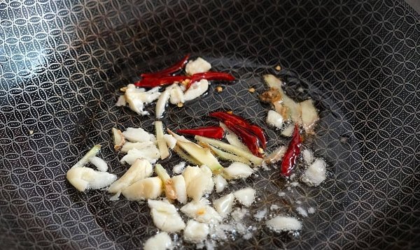 茄子炖鱼怎么做-鱼锅炖茄子的做法7