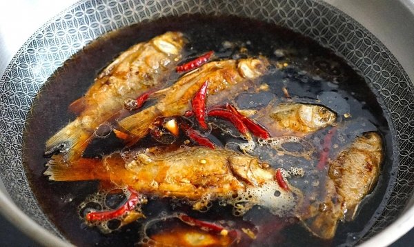 茄子炖鱼怎么做-鱼锅炖茄子的做法8