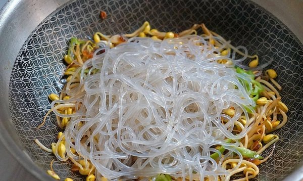 黄豆芽粉丝怎么炒-黄豆芽炒粉丝的家常做法8