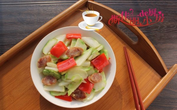 儿菜片怎么炒-红椒腊肠炒儿菜片的做法3