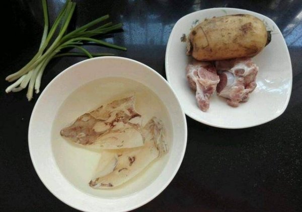 鱿鱼排骨汤怎么做-鱿鱼排骨汤的做法2
