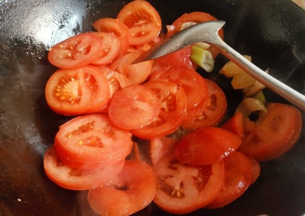 牛肉和西红柿怎么做好吃-牛肉西红柿汤的做法6
