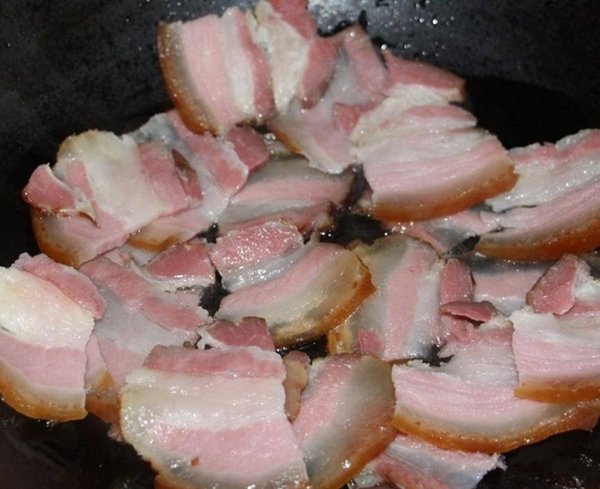 怎样炒腊肉不干不硬-炒腊肉窍门3