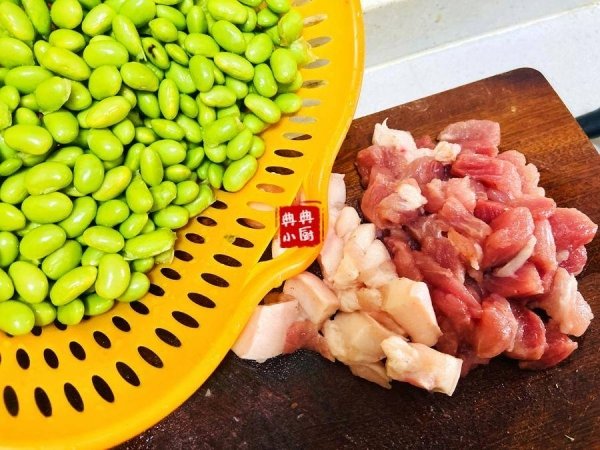 瘦肉丁烧毛豆米怎么做-肉烧毛豆米的做法2