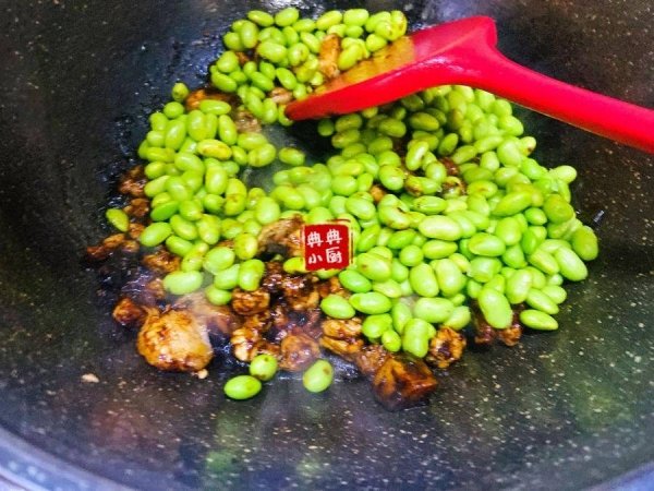瘦肉丁烧毛豆米怎么做-肉烧毛豆米的做法4