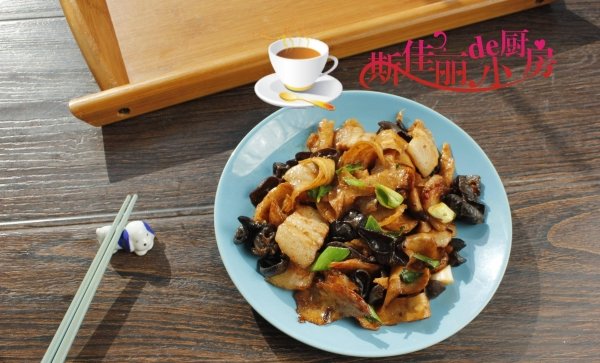 面筋能和木耳一起炒吗-木耳面筋炒肉的做法3