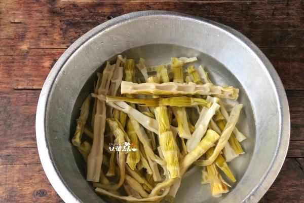 笋干骨头煮汤怎么做好吃-笋干骨头汤的做法2