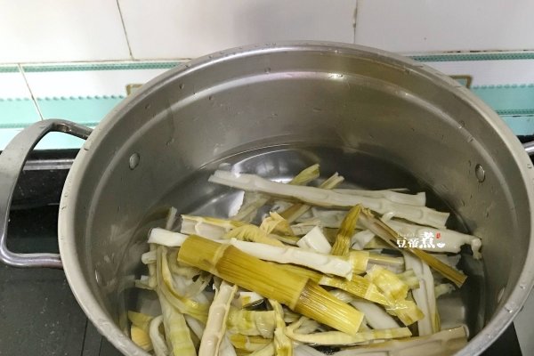 笋干骨头煮汤怎么做好吃-笋干骨头汤的做法3